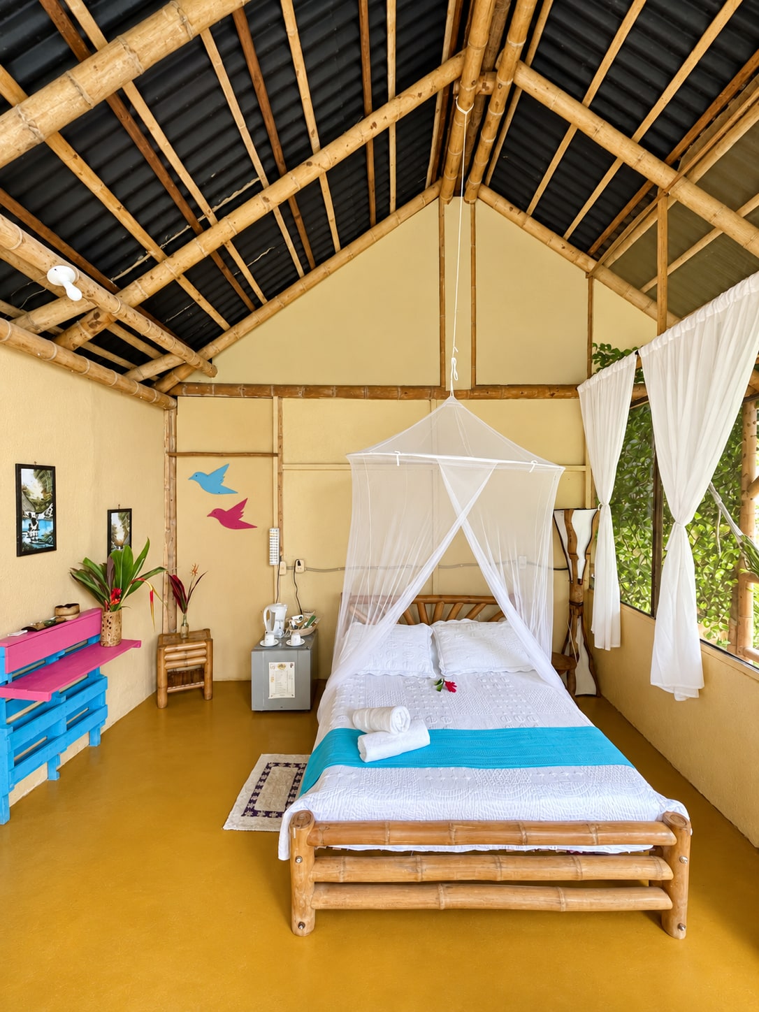 Habitación de madera con mosquitera blanca